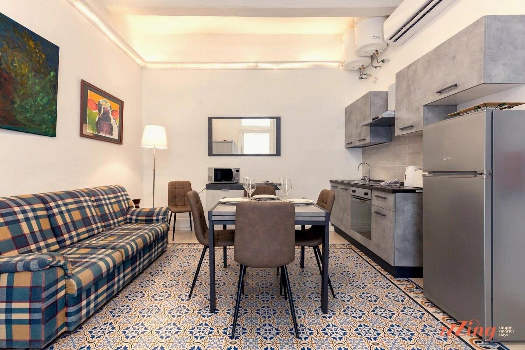 Apartment With Traditional Maltese Balcony In Valletta La Valette